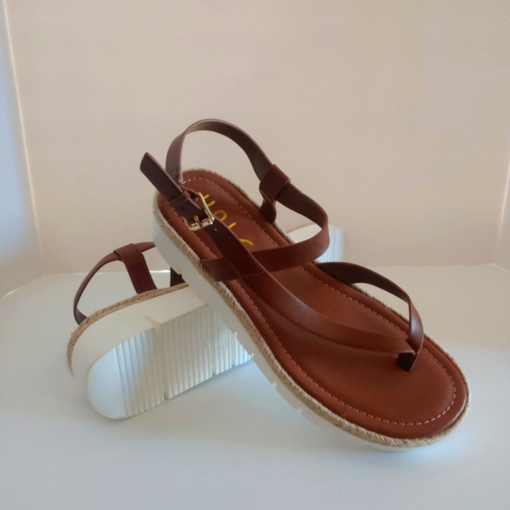NWT Unisa Vegan Leather Strappy Sandals Women's Size 9